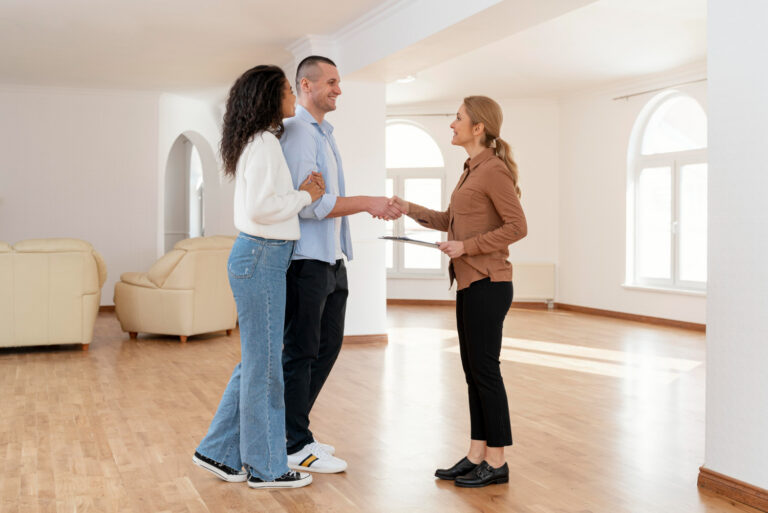 ¿Cuánto cobra una inmobiliaria por vender una casa?