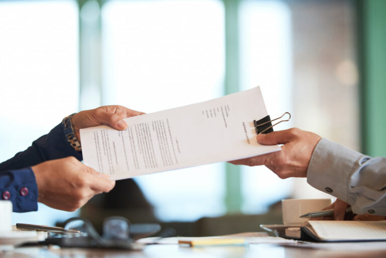 Contrato de compraventa: lo que debes revisar antes de firmar